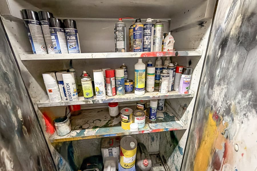 Schrankinhalt: Verbrauchsmaterial, angebrochen